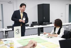 酒井区長と意見交換しているようす