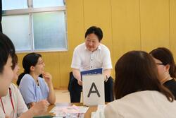 酒井区長と意見交換している様子