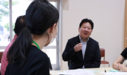 酒井区長と意見交換している様子