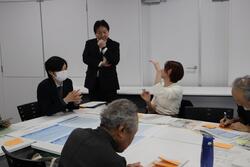 酒井区長と意見交換している様子